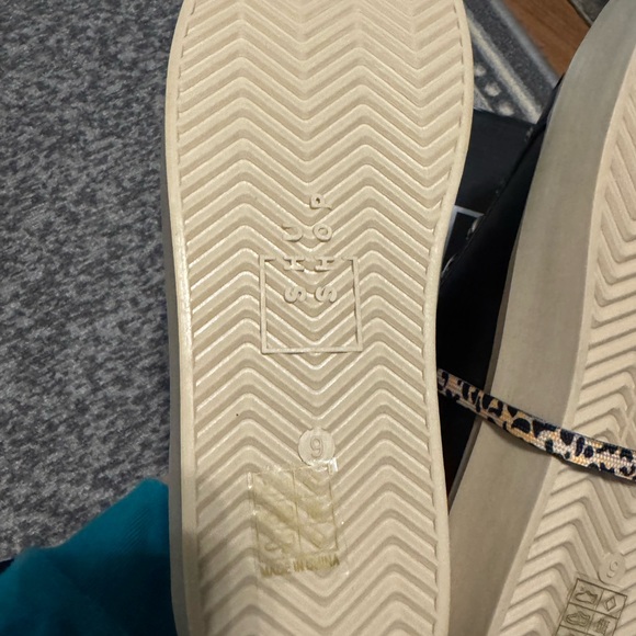 Stylish Black and Gold Women's Sneakers - Picture 6 of 9